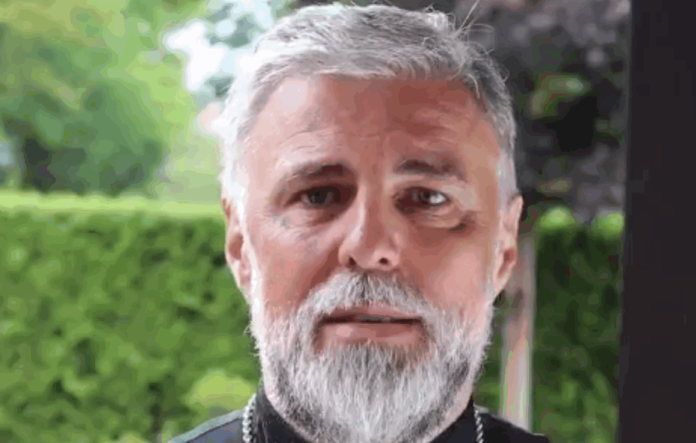 <span style='color:red;'><b>Vladika Grigorije</b></span> napravio „gužvu“ na Sajmu knjiga (FOTO)
